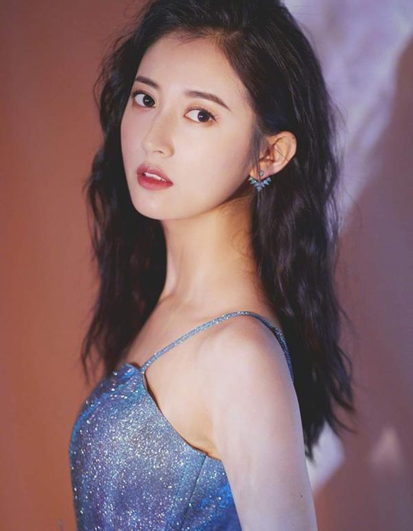 Trần Ngọc Kỳ trở thành người tình màn ảnh kém nhiều tuổi nhất của Chân Tử Đan khiến nhiều người lo lắng nữ diễn viên có tạo được tương tác tự nhiên với bạn diễn hay không.