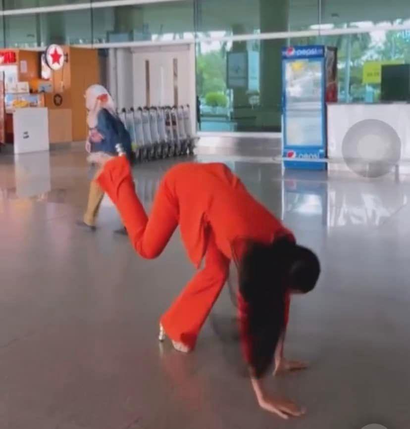 Hoa hậu Ngọc Châu lộn mèo ở sân bay khi đón Kim Duyên về nước-1