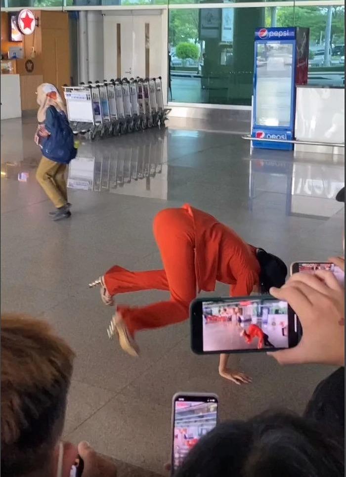 Hoa hậu Ngọc Châu lộn mèo ở sân bay khi đón Kim Duyên về nước-2