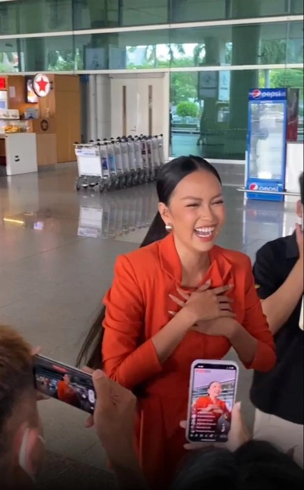 Hoa hậu Ngọc Châu lộn mèo ở sân bay khi đón Kim Duyên về nước-3