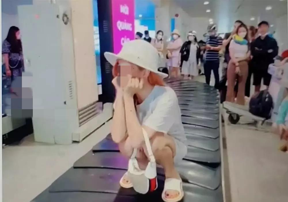 Xuất hiện hành khách nữ tạo dáng lâm bồn trên băng chuyền hành lý-2