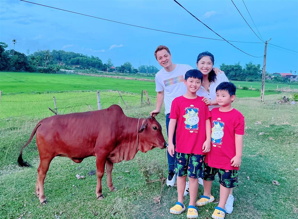 Tin showbiz Việt ngày 25/7: Vua cá Koi bị cảnh báo ăn chửi vì ảnh tình-13