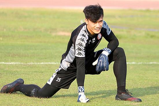 Bùi Tiến Dũng bị fans quay lưng sau tuyên bố vợ Tây mang bầu