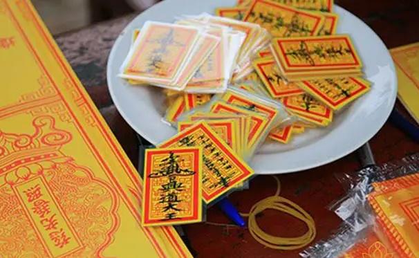 Âm thầm giấu 4 vật trong ví giúp tháng cô hồn nhẹ tựa lông hồng-2