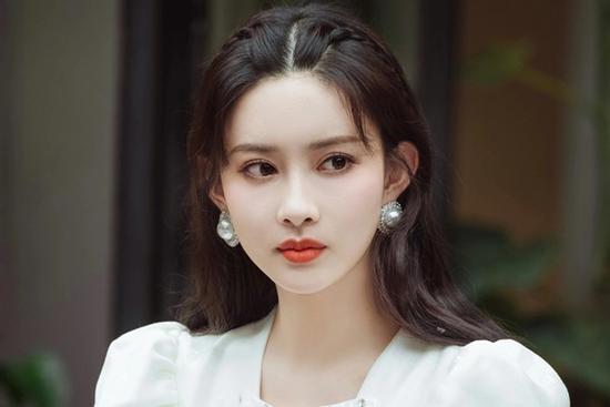 Nhan sắc thật của mỹ nhân cổ trang 'đè bẹp' Yoona, Dương Tử