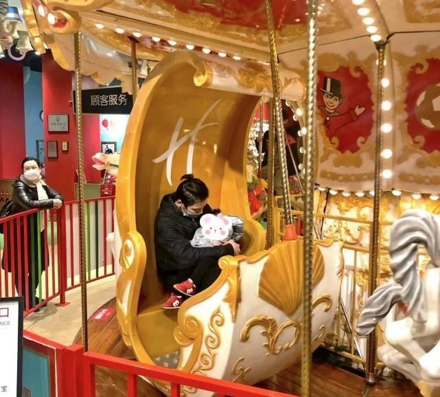 Hướng Tả - Quách Bích Đình sánh đôi sau bê bối ngoại tình-1