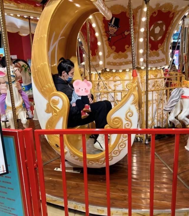 Hướng Tả - Quách Bích Đình sánh đôi sau bê bối ngoại tình-4