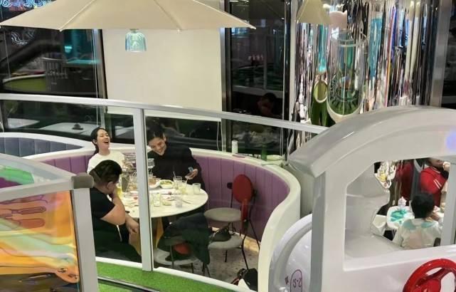 Hướng Tả - Quách Bích Đình sánh đôi sau bê bối ngoại tình-6