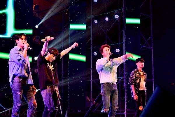 HIGHLIGHT thông báo về Việt Nam, fan lo sợ toang như vụ T-ara-4