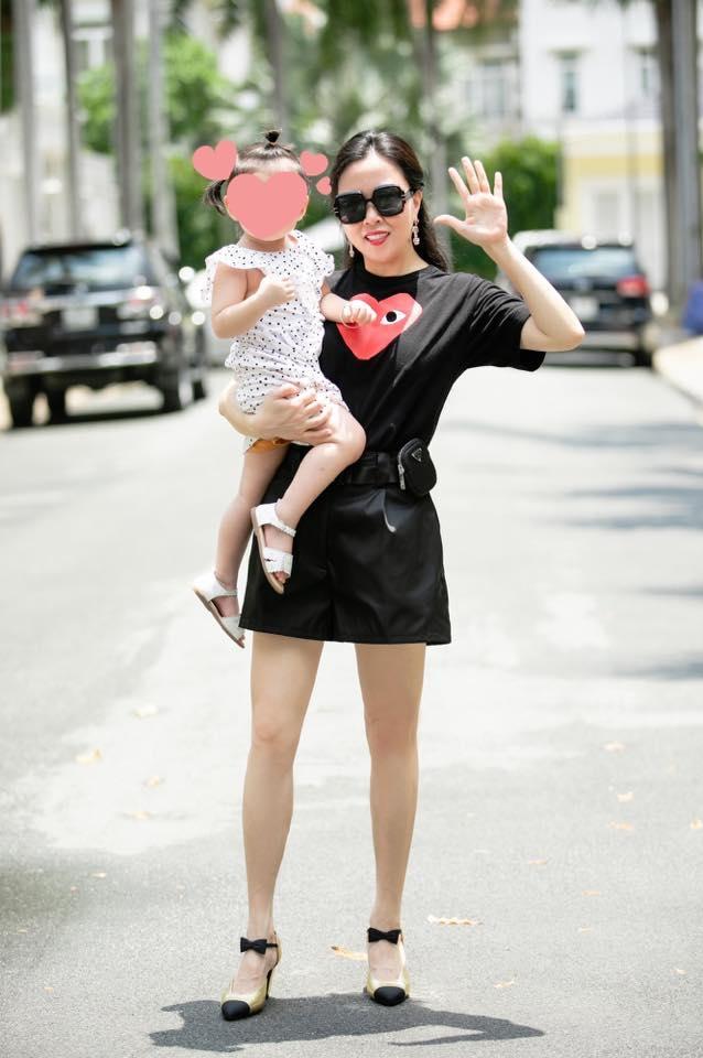 Phượng Chanel khoe ảnh 3 con gái đi biển: Chị cả sexy ngút ngàn-10