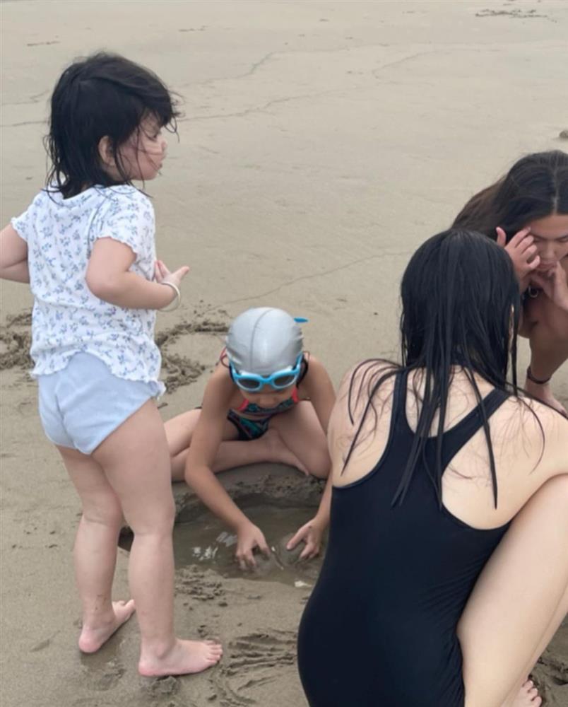 Phượng Chanel khoe ảnh 3 con gái đi biển: Chị cả sexy ngút ngàn-5
