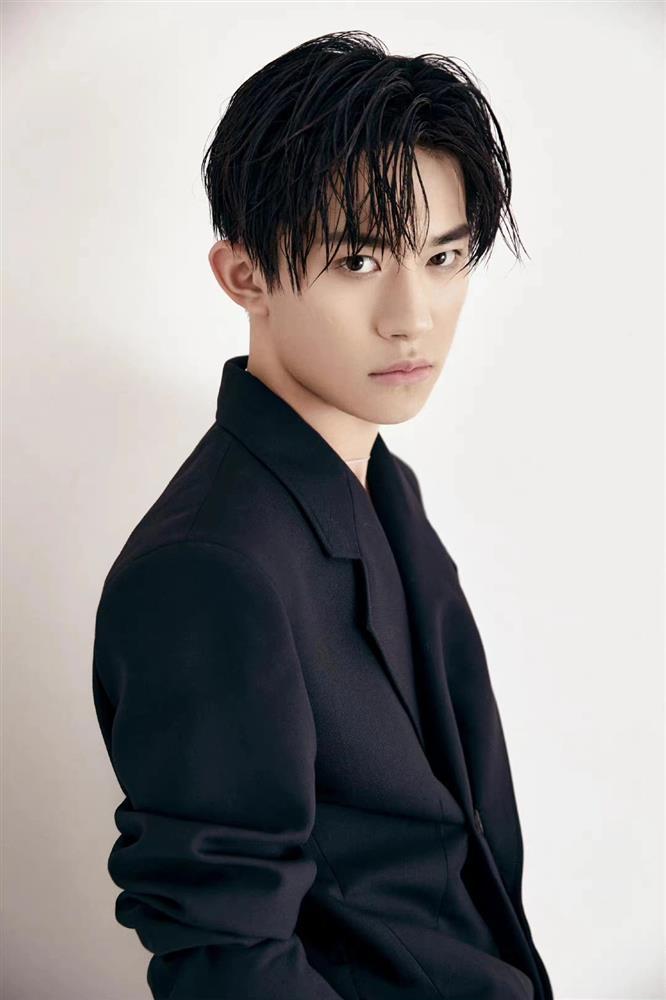 Dịch Dương Thiên Tỉ lộ tạo hình đi quay phim xấu thảm hại-1