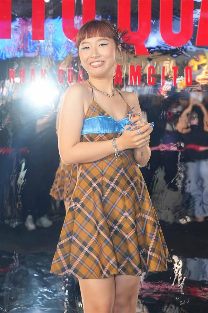 Lan Ngọc tác động vật lý lên Kaity Nguyễn trước mặt hàng trăm người-14