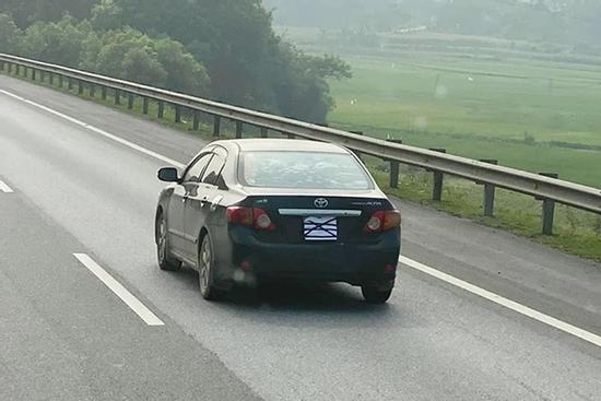 Cần mạnh tay với trò làm mập mờ biển số xe