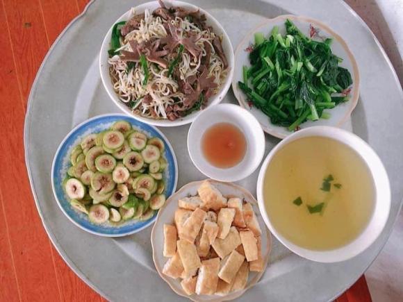 Mâm cơm chờ lương 17 nghìn có gì mà gây bão mạng?-1