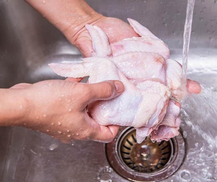 Chuyên gia chỉ ra lý do tại sao không nên rửa thịt gà trước khi nấu-1