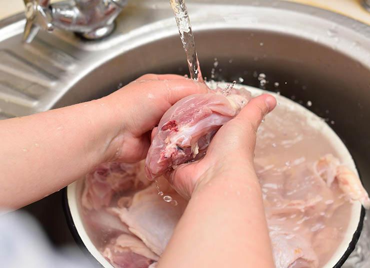 Chuyên gia chỉ ra lý do tại sao không nên rửa thịt gà trước khi nấu-2