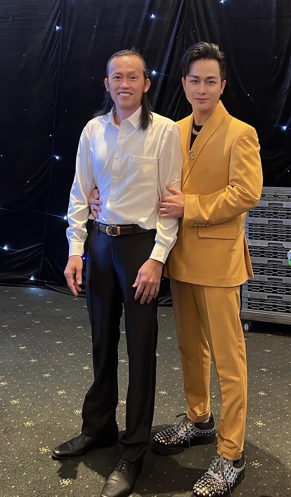 Hoài Linh xuất hiện bên con ruột, 53 tuổi mà như ngoài 60-2