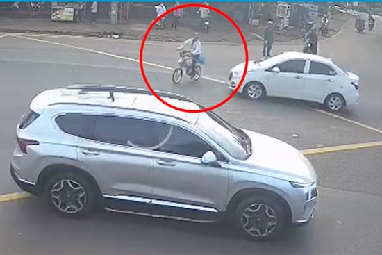 Đạp xe lạng lách, 'trêu ngươi' giữa giao lộ, người đàn ông bị ôtô húc văng