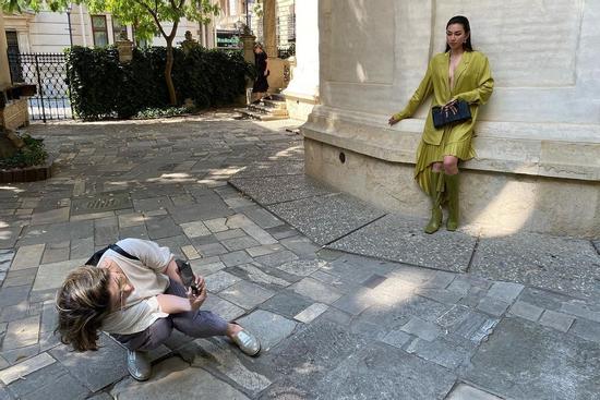 Phó chủ tịch Miss Grand 'lăn xả' để làm phó nháy cho Thùy Tiên