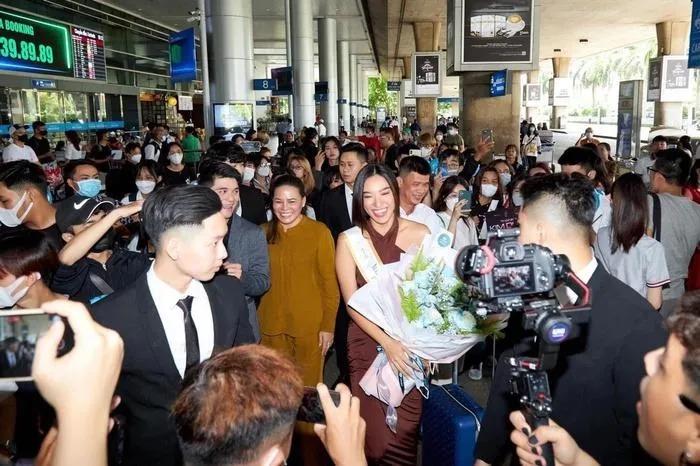 Trang phục về quê của hoa hậu: Ngọc Châu ghi điểm, Thùy Tiên lộng lẫy-1