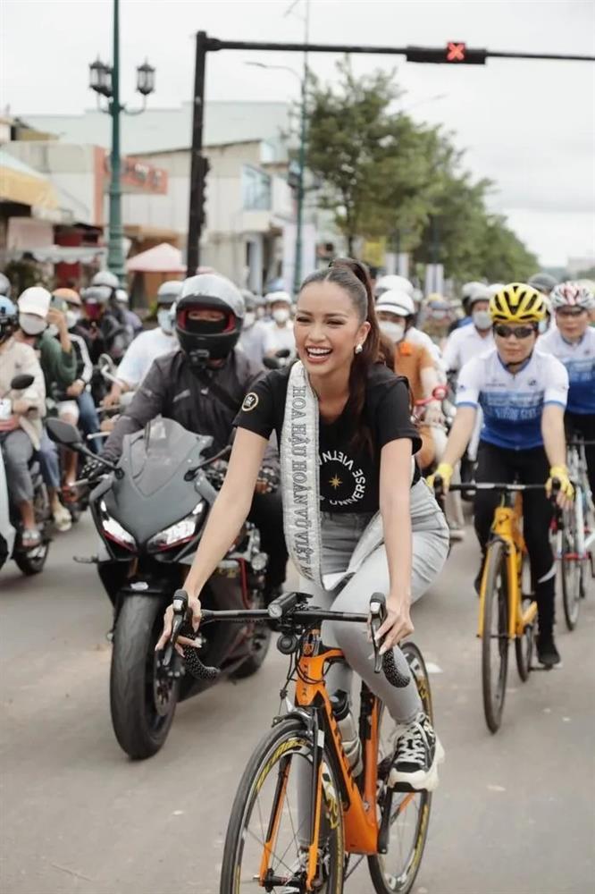 Trang phục về quê của hoa hậu: Ngọc Châu ghi điểm, Thùy Tiên lộng lẫy-4