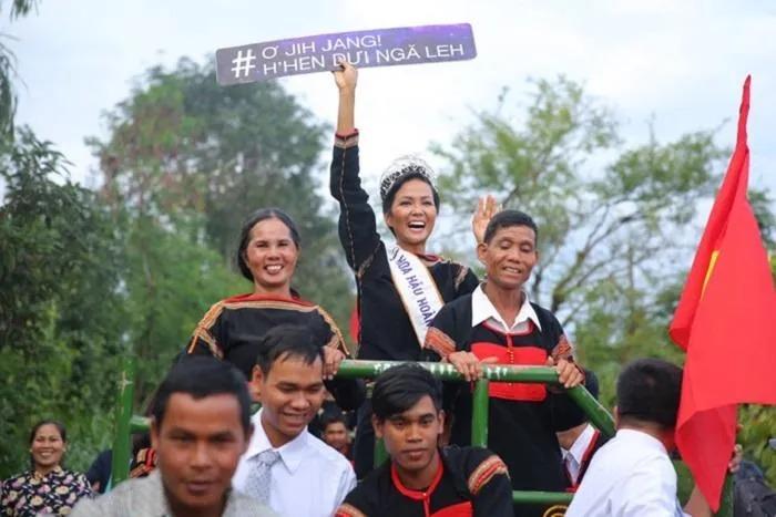 Trang phục về quê của hoa hậu: Ngọc Châu ghi điểm, Thùy Tiên lộng lẫy-7