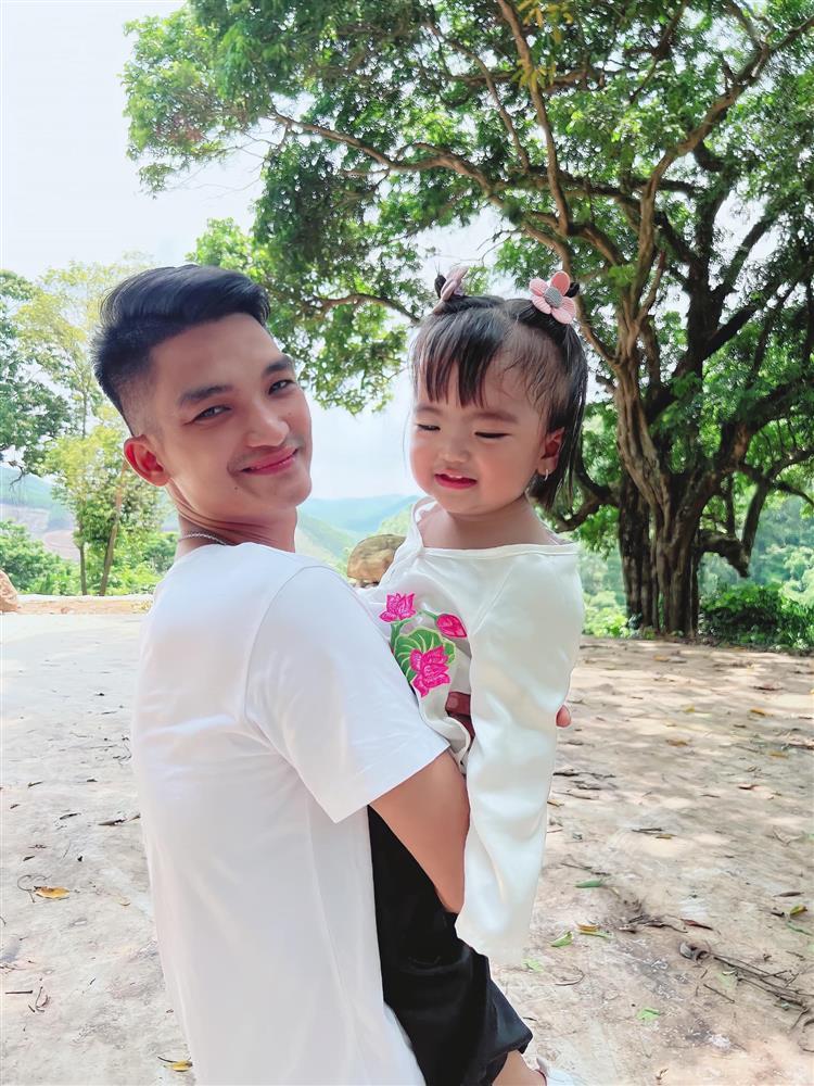 Ái nữ Mạc Văn Khoa chụp ảnh thẻ, gương mặt căng như dây đàn-8