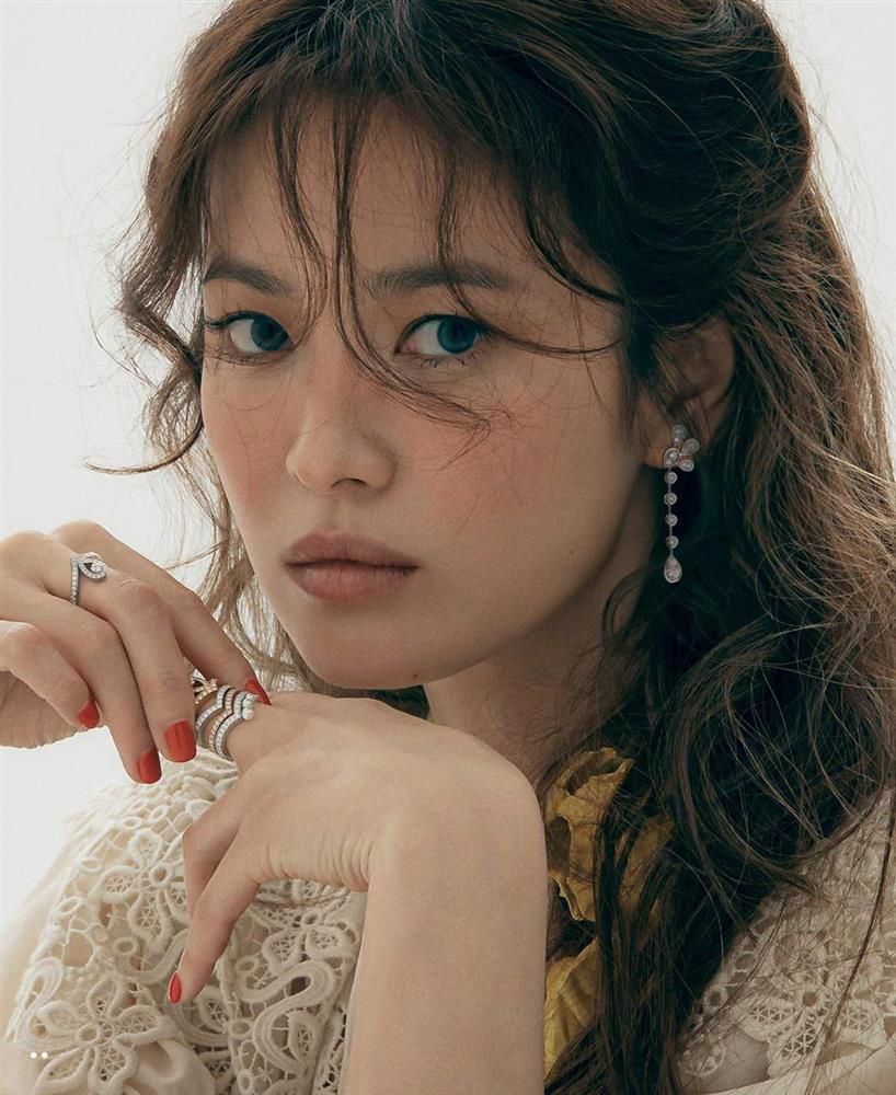 Song Hye Kyo bị mỉa mai khi mê trai trẻ kém 14 tuổi-4