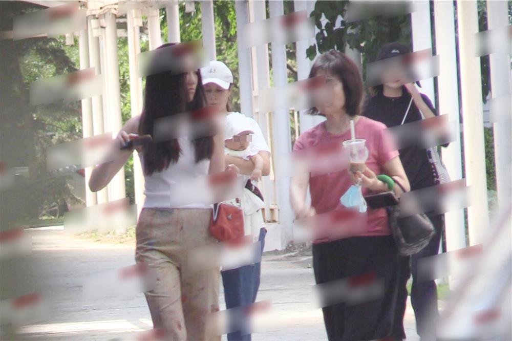 Mối quan hệ giữa con gái Vương Phi và vợ mới Lý Á Bằng-1