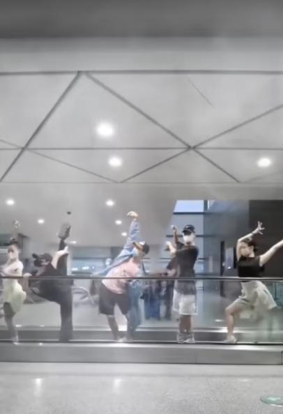 Bị máy bay cho leo cây, nhóm bạn đu trend tạo hình bao ngầu bao phê-1