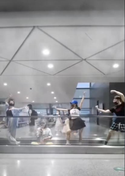 Bị máy bay cho leo cây, nhóm bạn đu trend tạo hình bao ngầu bao phê-2