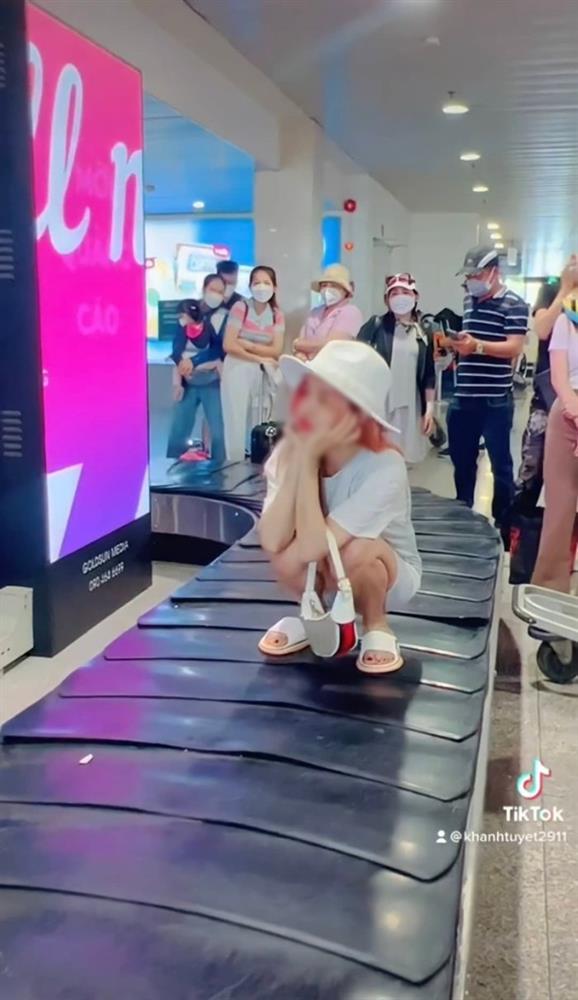 Bị máy bay cho leo cây, nhóm bạn đu trend tạo hình bao ngầu bao phê-6