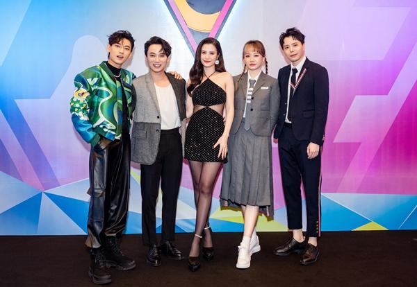 Isaac nắm chặt tay Trịnh Thăng Bình, chuyện gì đây?-1