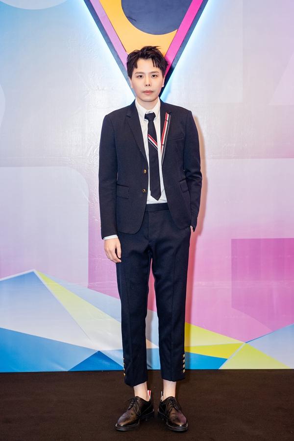 Isaac nắm chặt tay Trịnh Thăng Bình, chuyện gì đây?-4