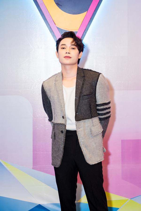 Isaac nắm chặt tay Trịnh Thăng Bình, chuyện gì đây?-6