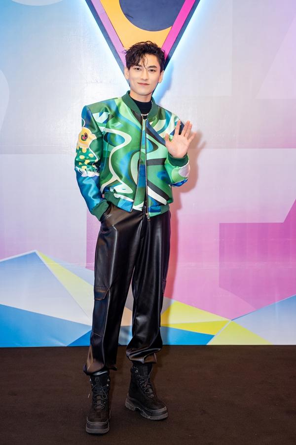 Isaac nắm chặt tay Trịnh Thăng Bình, chuyện gì đây?-7