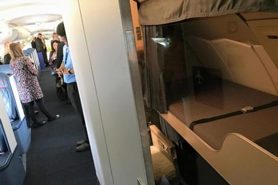 Khám phá không gian riêng của tiếp viên hàng không trên máy bay