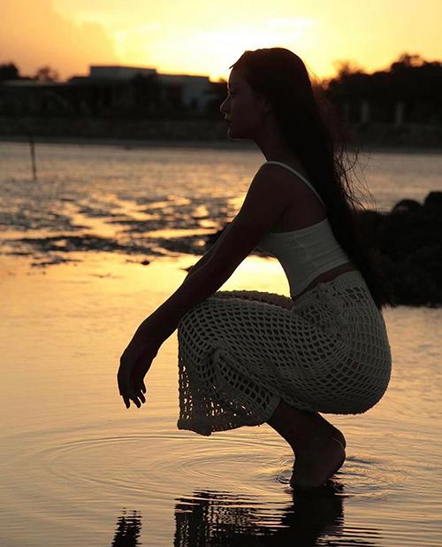 Hà Tăng, Quỳnh Nga mix đồ nửa kín nửa hở với chân váy lưới-8