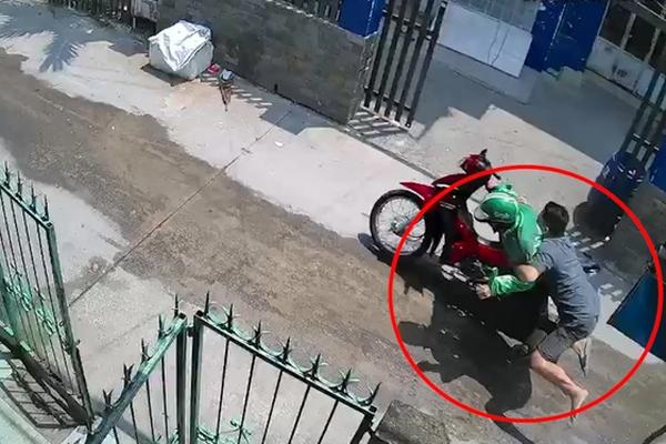 Người dân vây bắt kẻ trộm xe máy trong hẻm-1