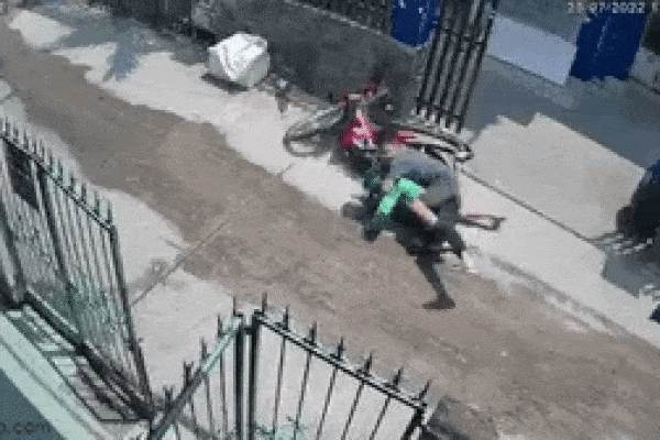 Người dân vây bắt kẻ trộm xe máy trong hẻm