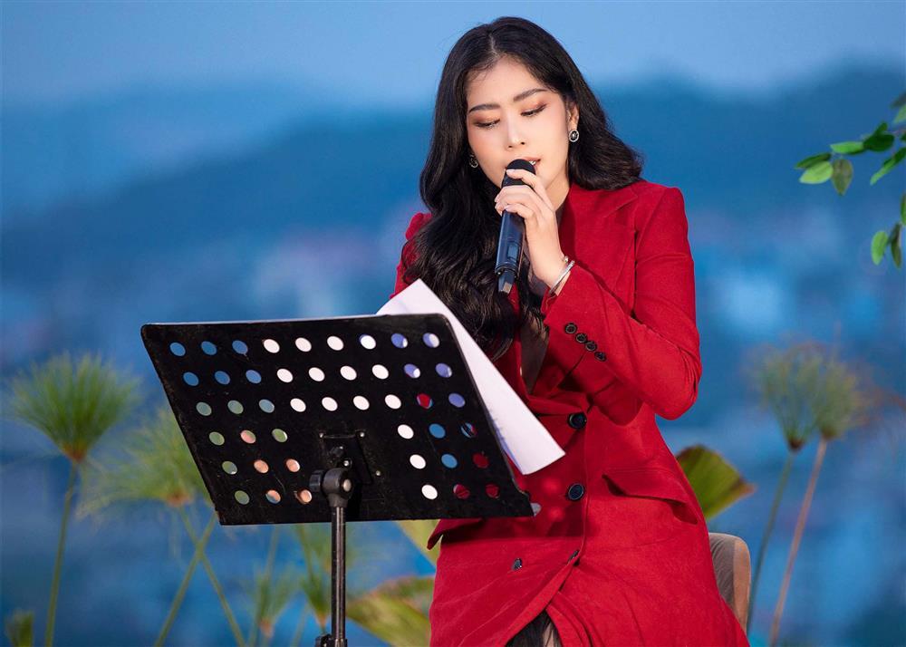 Cùng độ chung bài, dân mạng tranh cãi giọng hát Hòa Minzy và Nam Em-2