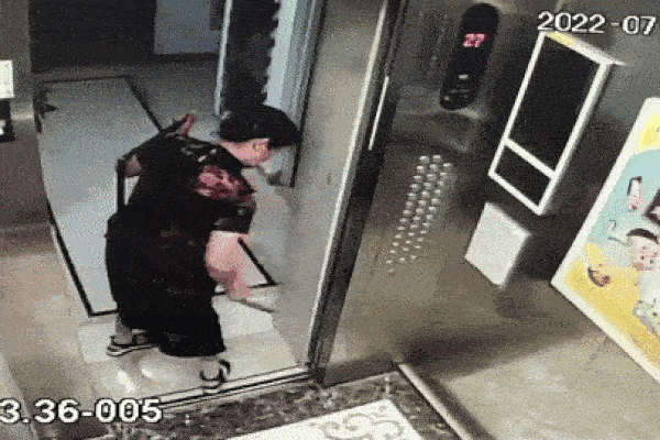 Bà cố gắng giải cứu cháu gái bị mắc kẹt trong thang máy ở Hà Nội-3