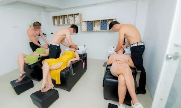 Tiệm nail công khai nam nhân viên cởi trần làm đẹp cho chị em-5