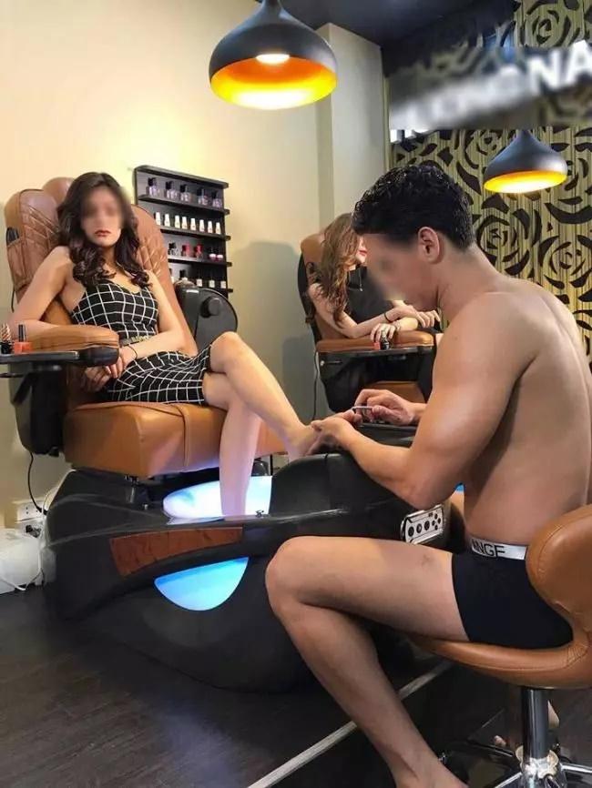 Tiệm nail thị phi khi yêu cầu nam giới cởi trần phục vụ chị em-9