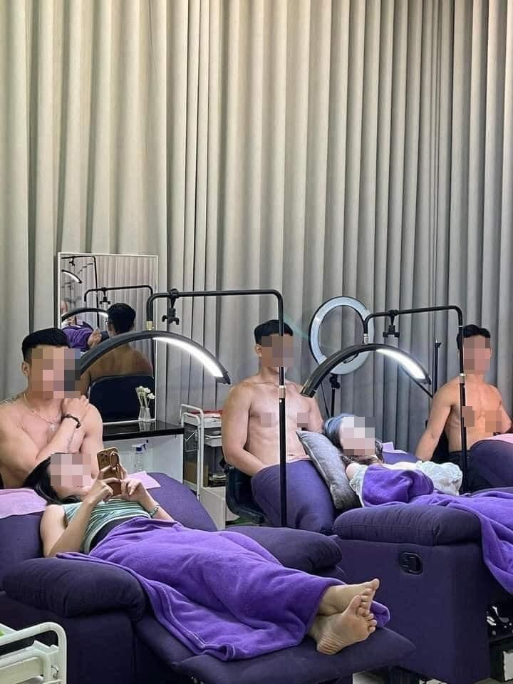 Spa để dàn trai 6 múi cởi trần phục vụ chị em gây tranh cãi-3