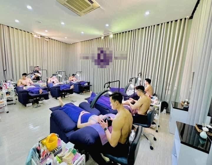 Spa để dàn trai 6 múi cởi trần phục vụ chị em gây tranh cãi-1