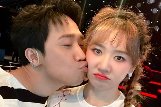 Bác tin ly dị, Trấn Thành tung ảnh 'căng đét' với Hari Won