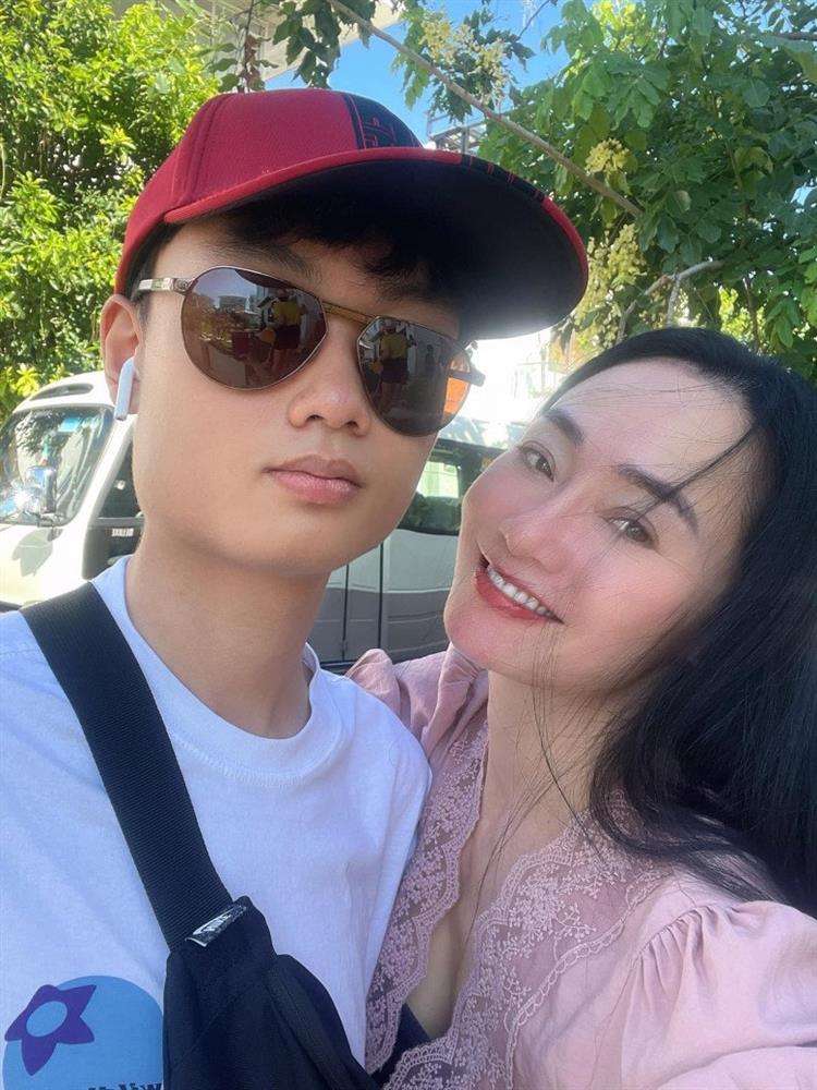 Quách Thu Phương U50 gây sốt với đôi chân nuột như thiếu nữ-3