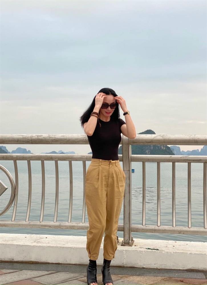 Quách Thu Phương U50 gây sốt với đôi chân nuột như thiếu nữ-6